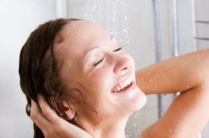 beneficios que otorga una ducha fría