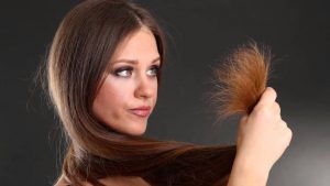 ¿Cómo reparar las puntas de cabello horquilladas?