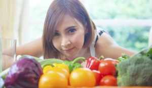 Adolescente comiendo verduras