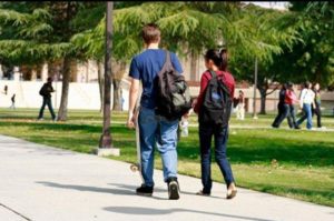 Las adolescentes que caminan al colegio tienen mejor rendimiento cognitivo