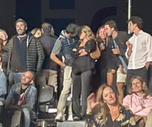 Gerard Piqué fue fotografiado con su nueva novia en un concierto en España