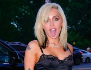 Flowers de Miley Cyrus supera los 31 millones de reproducciones