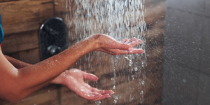 Qué pasa con tu cuerpo cuando te bañas con agua caliente y sales al frío